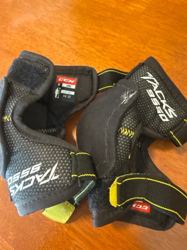 Youth Large CCM Tacks 9550 Elbow Pads (Used)