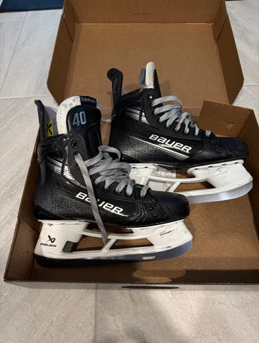 Black 2023 Bauer Vapor Hyperlite 2 Hockey Skates Regular Width Pro Stock 8.5 (Used)