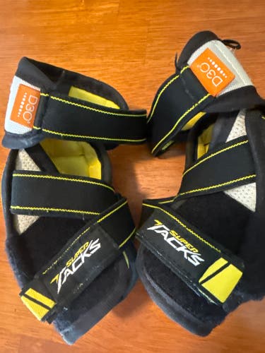 Youth Medium CCM Super Tacks AS1 Elbow Pads (Used)