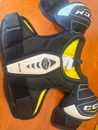 Medium Youth CCM Tacks Shoulder Pads (Used)