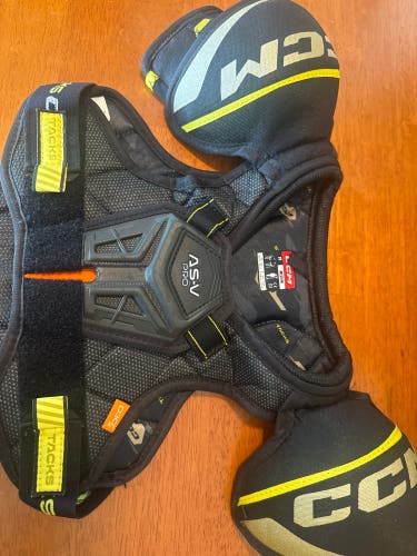 Medium Youth CCM Tacks AS-V Pro Shoulder Pads (Used)