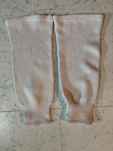 White Youth Small Athletic Knit Socks (Used)