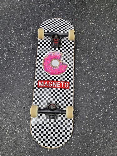 Used MAGNETO Complete Skateboard White 7" 11849-S000040034