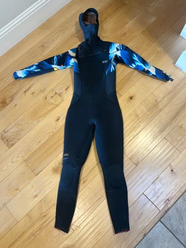 Fullsuit Women's Small 6/5/4mm Wetsuits / Drysuits (Used)