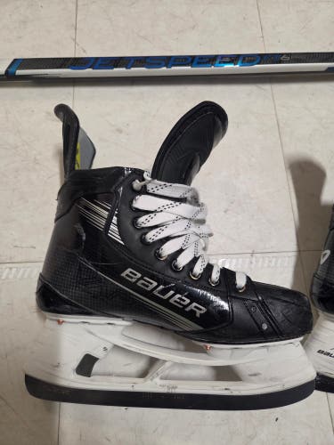 Black 2026 Bauer Vapor Hyperlite 2 Hockey Skates Regular Width Pro Stock 8.5 (Used)