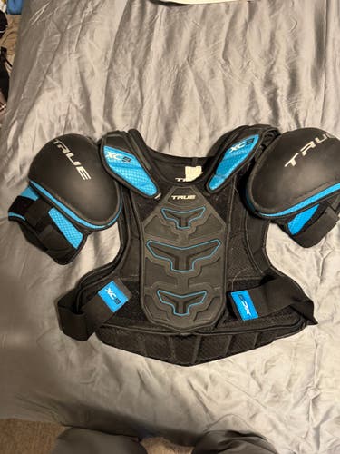 Men's XL Senior True XC9 Shoulder Pads (Used)