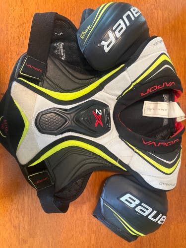 Medium Junior Bauer Vapor 2X Shoulder Pads (Used)