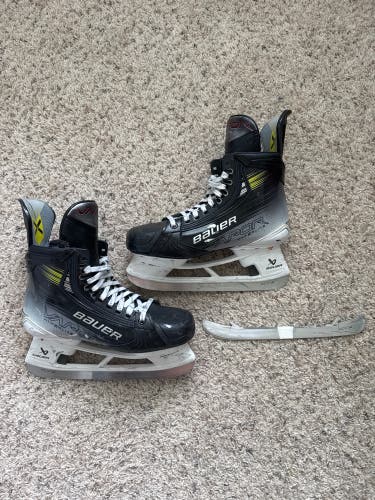 2023 Bauer Vapor Hyperlite 2 Hockey Skates Regular Width 9.5 (Used)