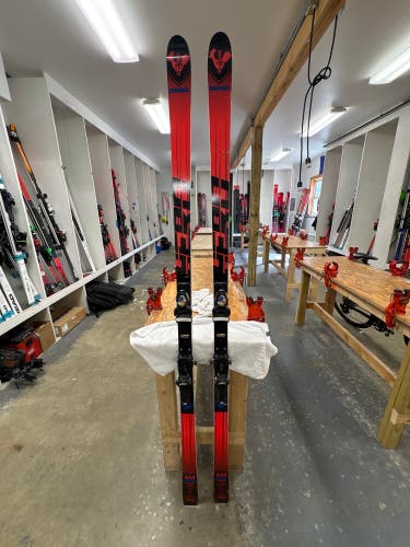 Unisex 2022 Rossignol Hero FIS SG 209 cm Skis With Bindings Max Din 18 (Used)