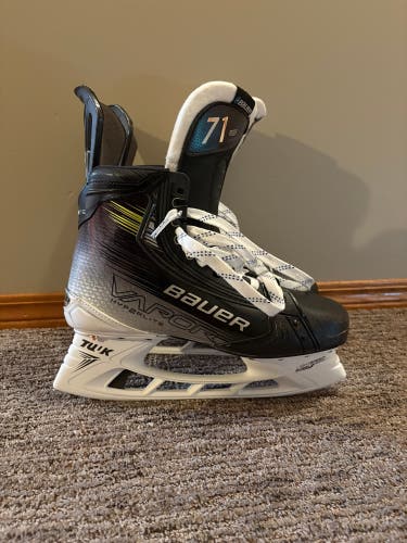 Bauer Vapor Hyperlite 2 Hockey Skates Regular Width 7.5 (New)