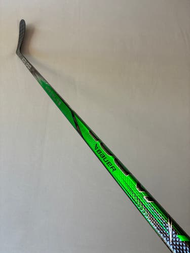 New 87 Flex P28 Senior Bauer Hyperlite 2 Right Hand Pro Stock Hockey Stick - Green