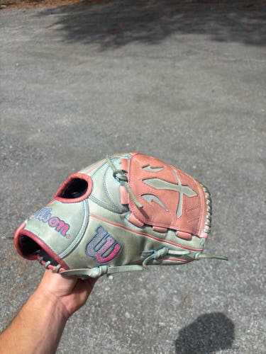 2025 Wilson A2000 RH Pitcher's Baseball Glove 12" (Used)