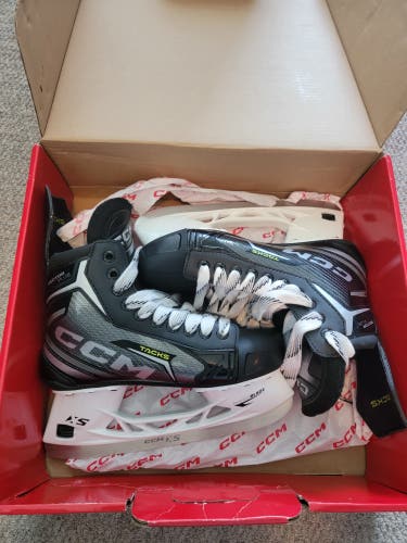 "NEW" CCM Tacks Vector Plus Skates (Size Intermediate 6.0 WIDE)