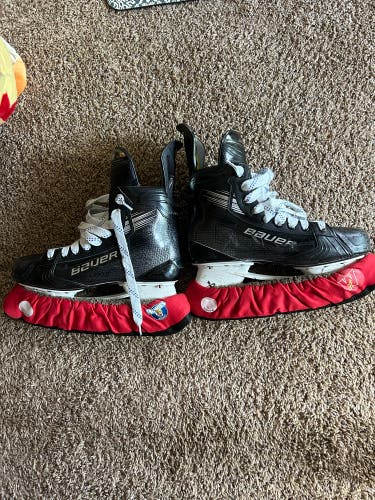 Black Bauer Vapor Hyperlite 2 Hockey Skates Pro Stock 10.5 (Used)