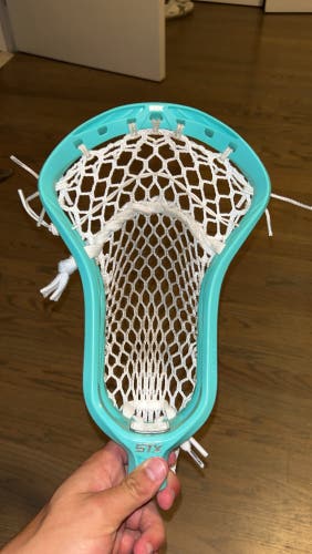 STX Surgeon 1K Custom Strung – Mint/White
(New)