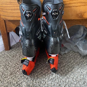 2023 True HZRDUS 9x Hockey Skates Regular Width 6 (Used)