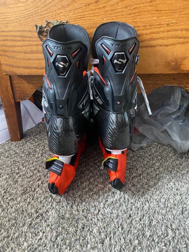 2023 True HZRDUS 9x Hockey Skates Regular Width 6 (Used)