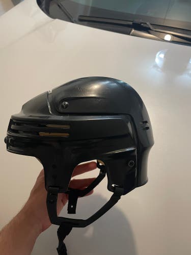 Medium Bauer 4500 Helmet (Used)