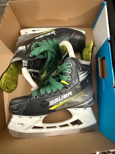 Bauer Vapor 4 Hockey Skates Size 2.5 (Used)