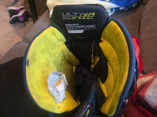Youth Medium Bauer Supreme Ultrasonic Hockey Pants (Used)