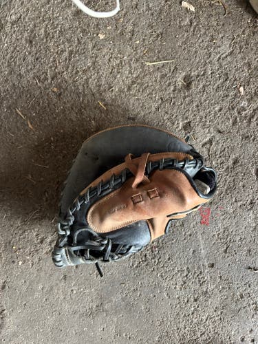 Mizuno Samurai RH Catcher's Baseball Glove 33" (Used)
