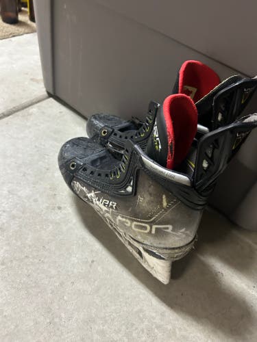 Bauer Vapor Hyperlite Hockey Skates Size 8 Fit 2 (Used)