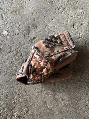 Camo Adidas RH Baseball Glove 11" (Used)