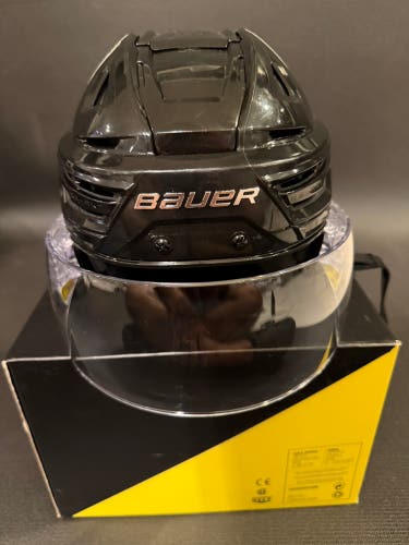 Black Bauer Re-Akt 155 + Bauer Pro Clip Straight Visor Pro Stock Green Bay Gamblers USHL
(Used)