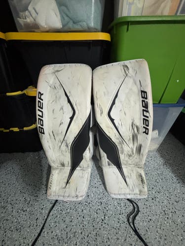 Medium 2025 Bauer FlyLite Goalie Leg Pads (Used)