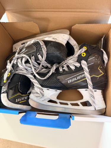 Bauer Ignite Pro Hockey Skates Regular Width Size 2.5 (Used)