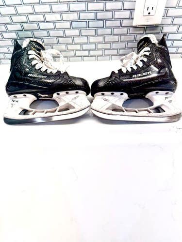Black Bauer Supreme M5 Pro Hockey Skates Extra Wide Width Size 2.5 (Used)