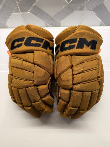 2023 NHL Winter Classic Boston Bruins Pro Stock CCM Jetspeed Senior 13" Gloves - HGJSPP FT1