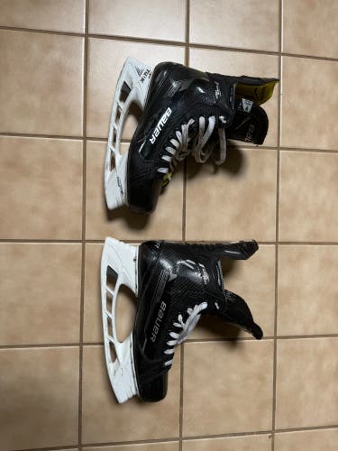 Black Bauer Supreme Ignite Pro+ Hockey Skates 9 (Used)