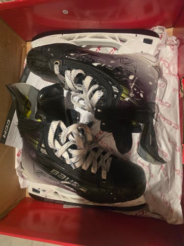 Bauer Vapor Hyperlite 2 Hockey Skates Size 5.5 (Used)