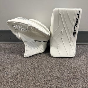 True Catalyst 5x6 Senior Glove and Blocker Regular White/White 2026 (New)