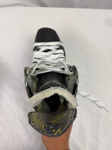 2024 Bauer Supreme M40 Hockey Skates 8 (Used)