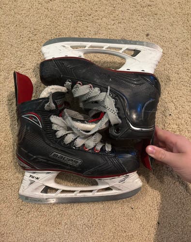 Black 2017 Bauer Vapor X500 Hockey Skates Extra Wide Width Size 4.5 (Used)
