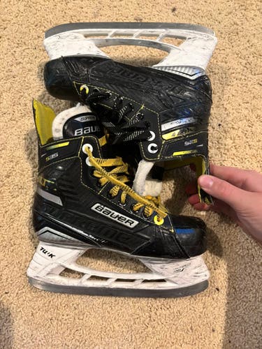 Black Bauer 535 Hockey Skates Regular Width Size 2 (Used)