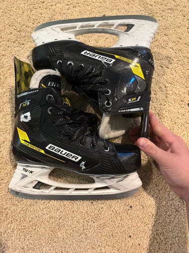2022 Bauer Supreme M3 Hockey Skates Regular Width Size 4 (Used)