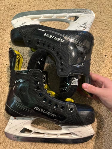 Black Bauer Supreme Ignite Pro+ Hockey Skates Wide Width Size 5.5 (Used)