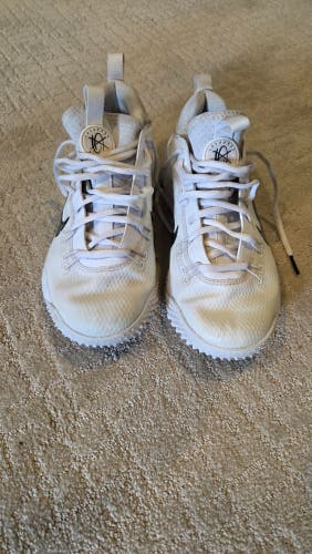 White Men's Size M 7.0 (W 8.0) Youth Nike Low Top Turf Cleats (Used)