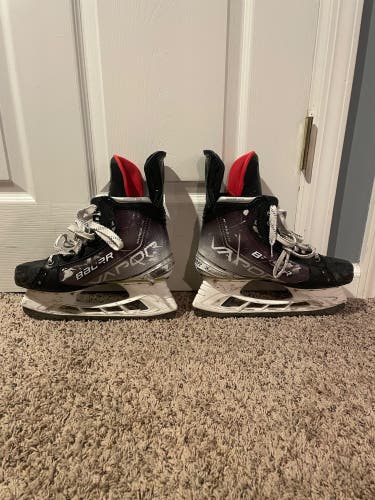 2021 Bauer Vapor Hyperlite Hockey Skates Regular Width 8 (Used)