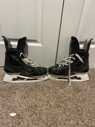 Black 2023 Bauer Vapor Hyperlite 2 Hockey Skates Pro Stock 7 (Used)