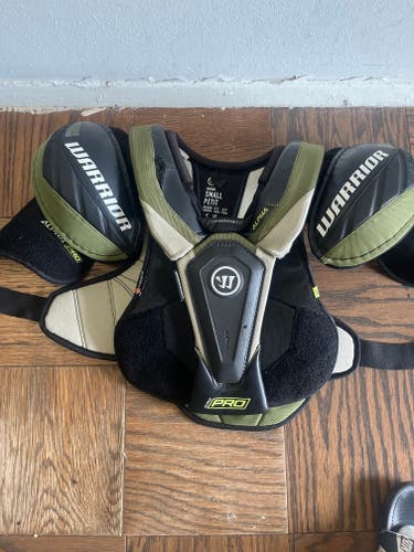 Men's Small Warrior ALPHA LX PRO Shoulder Pads (Used)
