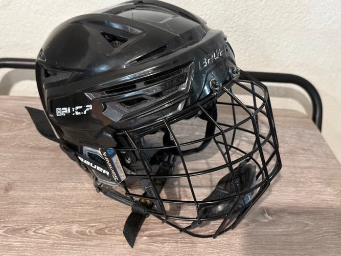 Medium Bauer Re-Akt 150 Helmet (Used) - HECC certified through 2029