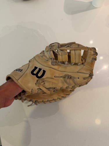 Wilson A2000 RH First Base Baseball Glove 12.5" (Used)