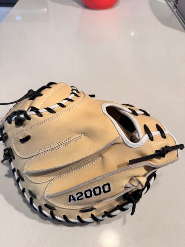 Wilson A2000 RH Catcher's Glove 33" (Used)