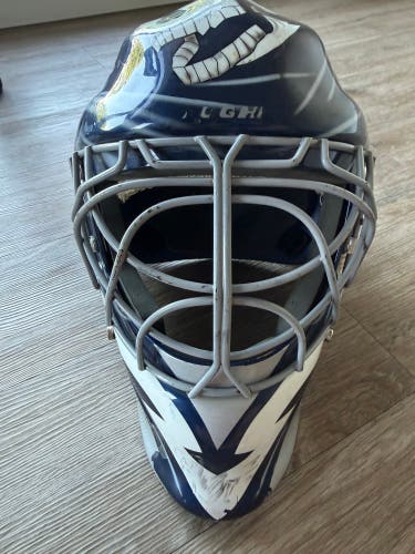 Junior Medium 2013 Vaughn VM 7400 Goalie Mask (Used)