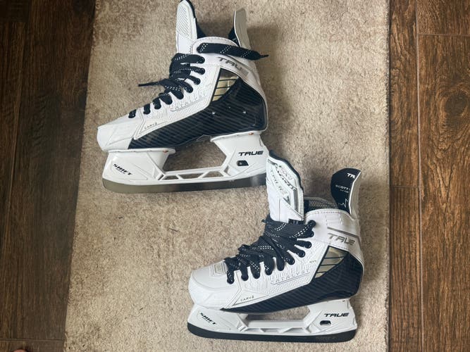 White 2024 True Catalyst 5x4 Hockey Skates Regular Width 8 (Used)