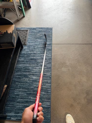 Senior Bauer Vapor Hyperlite 2 Right Handed Hockey Stick P28M 82 Flex (New)